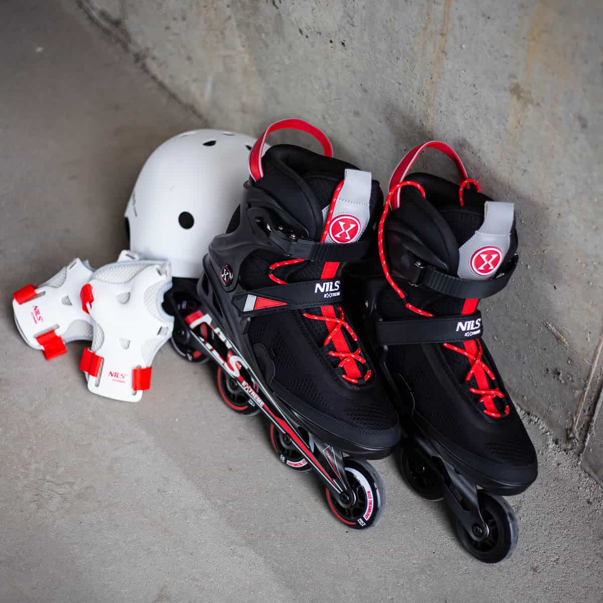 Nils Extreme NA14124 - Black roller skates size 41 5