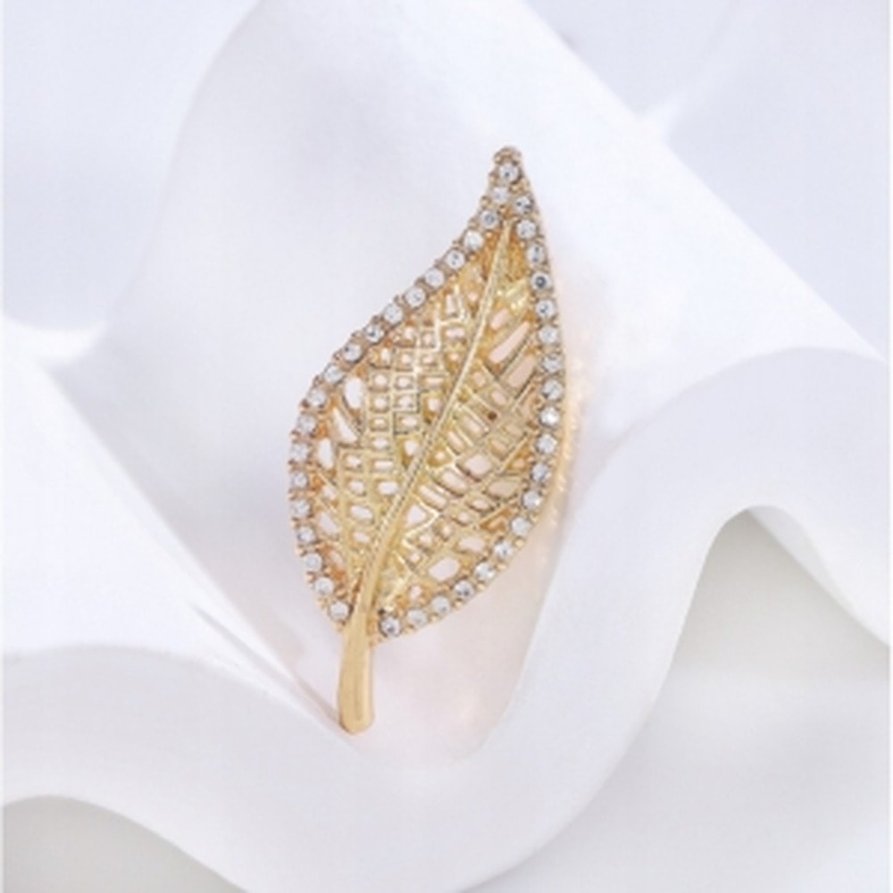 Ecarla Brooch Leaf - Elegant accessory for every style