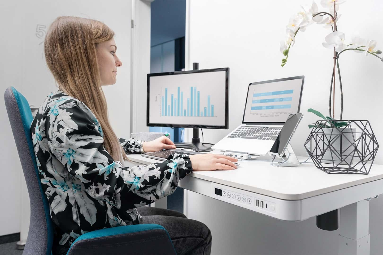Digitus Desk with electric height adjustment and USB charging station - perfect for work