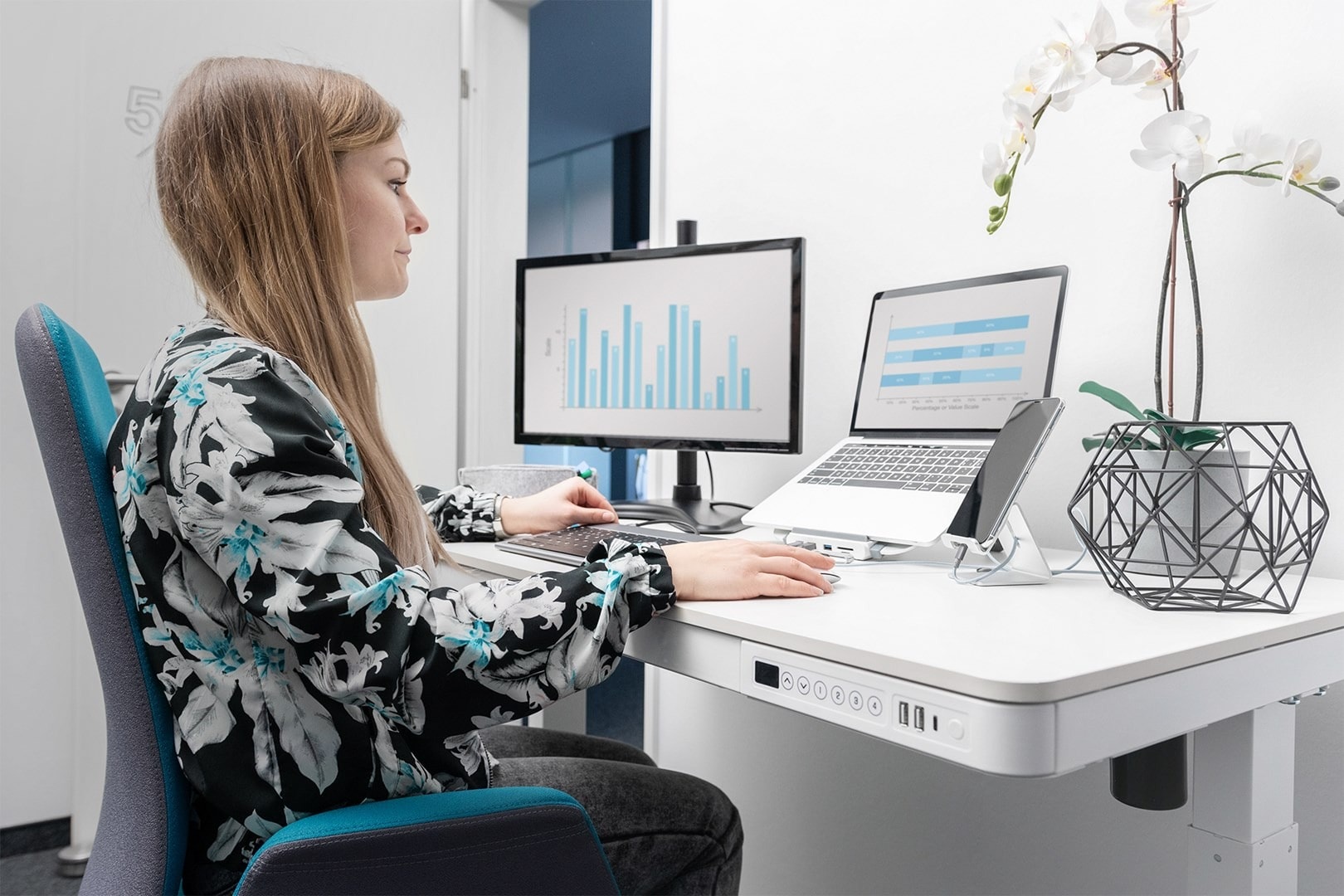 Digitus Desk with electric height adjustment and USB charging station - perfect for work