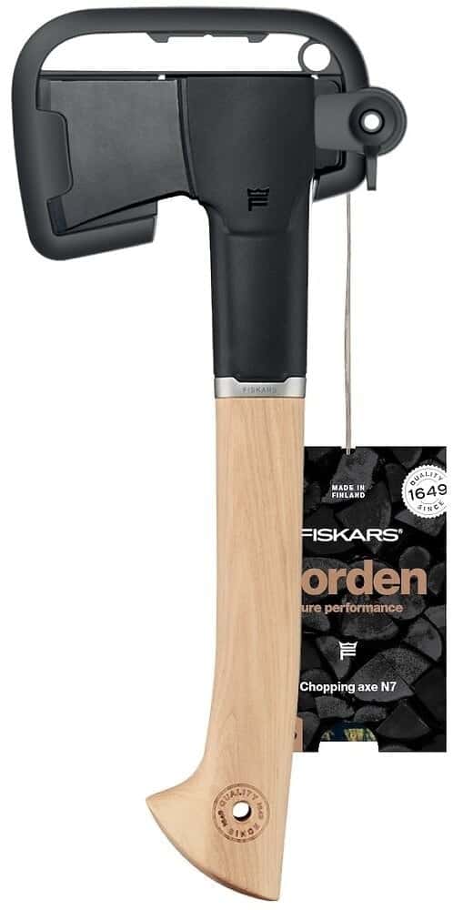 Fiskars Carpenter's Axe Norden N7 - a reliable tool in your workshop
