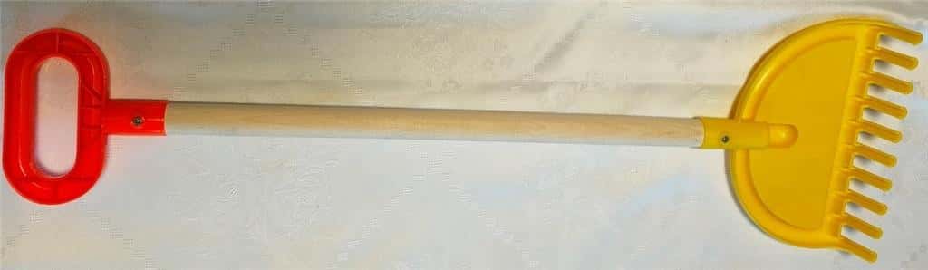 Rake 66cm - plastic rake with wooden handle ideal for the garden