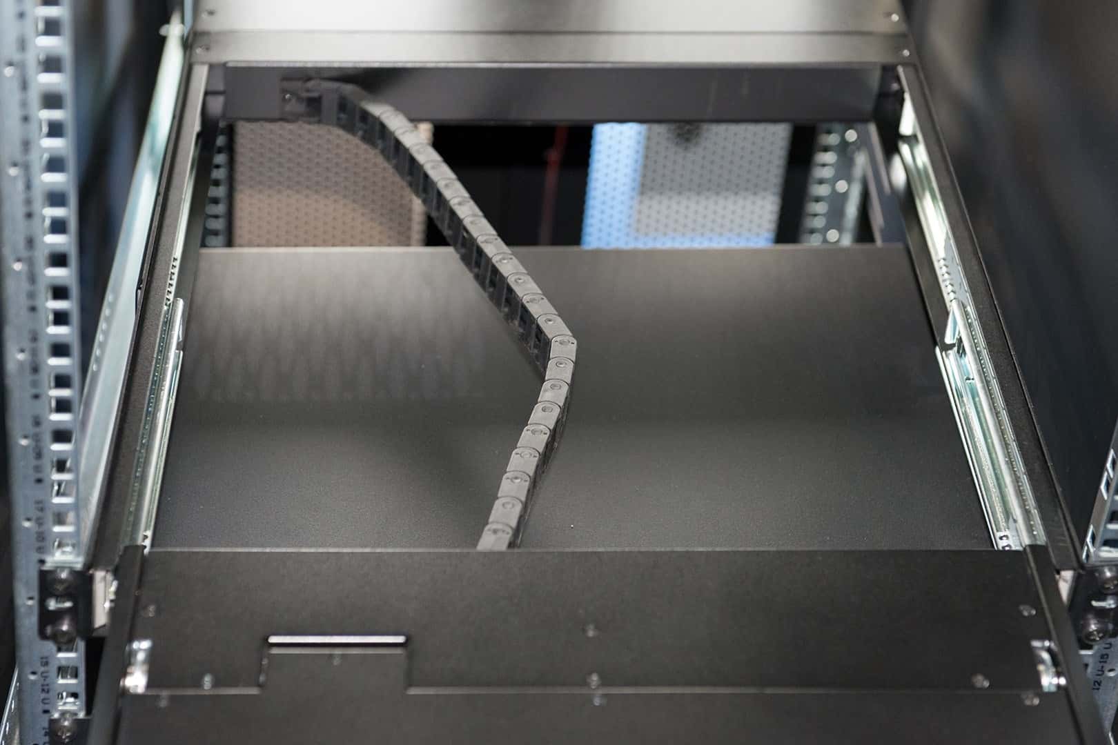 Modular KVM Console 19'' LCD TFT - 8 VGA Ports, Touchpad, GE Keyboard, black