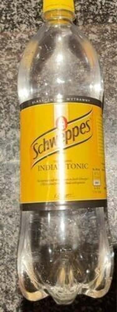 Schweppes Tonic - Classic carbonated drink 850 ml, perfect for drinks