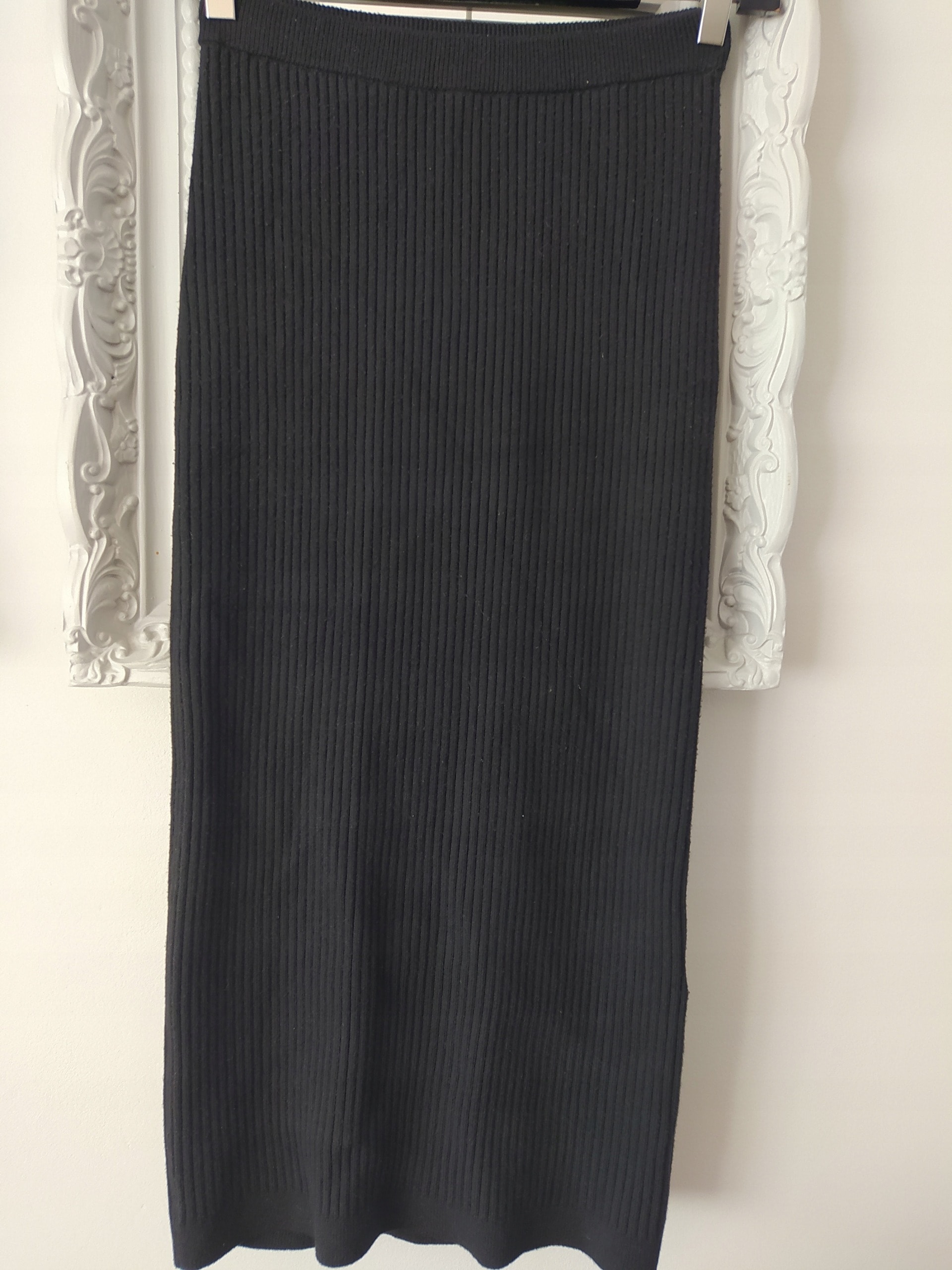 Elegant women's skirt black cashmere - perfect for any occasion